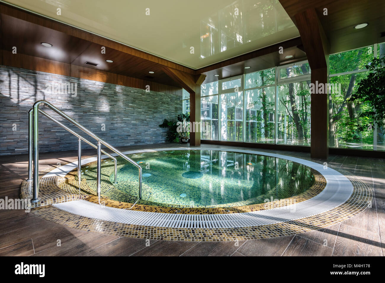 Lusso grande vasca idromassaggio jacuzzi Foto stock - Alamy