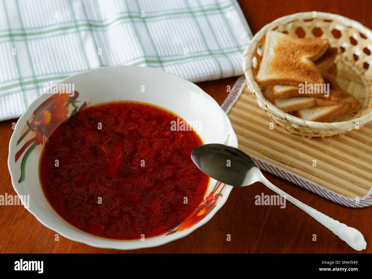 Piastra della zuppa e crostini sul tavolo Foto Stock