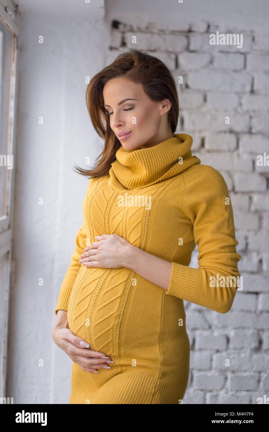 La gravidanza, maternità, aspettativa concetto - happy donna incinta con grande pancia gli occhi chiusi, l'immaginazione Foto Stock