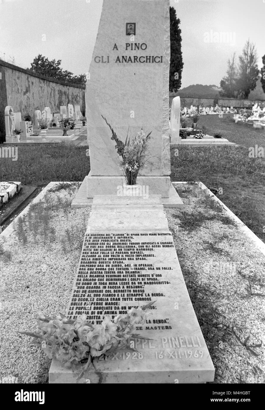 Tombe degli anarchici nel cimitero di Carrara; la tomba del ferroviere Giuseppe Pinelli, ingiustamente accusato per la strage terroristica di Piazza Fontana a Milano nel dicembre 1969 e morì misteriosamente negli uffici della sede della polizia dopo essere stato arrestato. (Italia, 1986); sulla tomba di un poema di Edgar Lee Masters Foto Stock