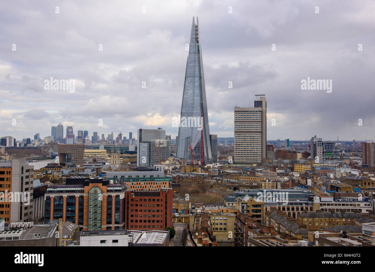Vista dell'edificio di Shard, città di Londra sul Tamigi dalla Tate Modern Building, Londra, Inghilterra, Regno Unito. Foto Stock