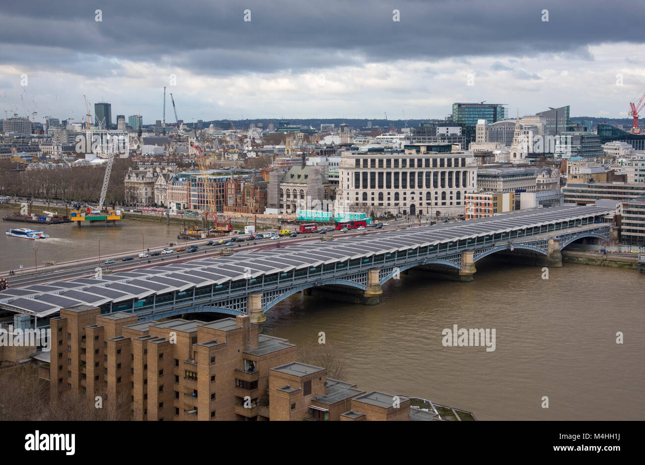 Vista della città di Londra sul Tamigi dalla Tate Modern Building, Londra, Inghilterra, Regno Unito. Foto Stock