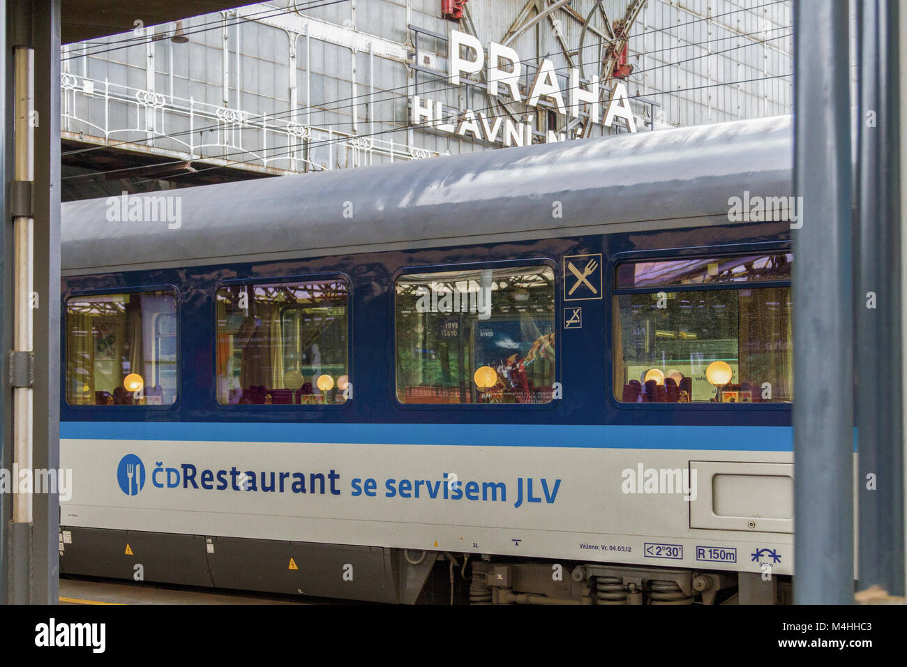 Ceca auto da pranzo in un treno veloce a Praga Foto Stock