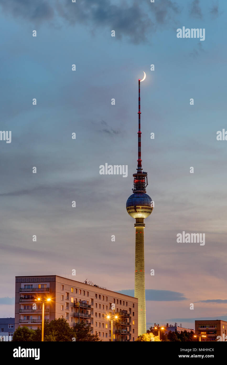 Bel tramonto presso la torre della televisione di Berlino Foto Stock