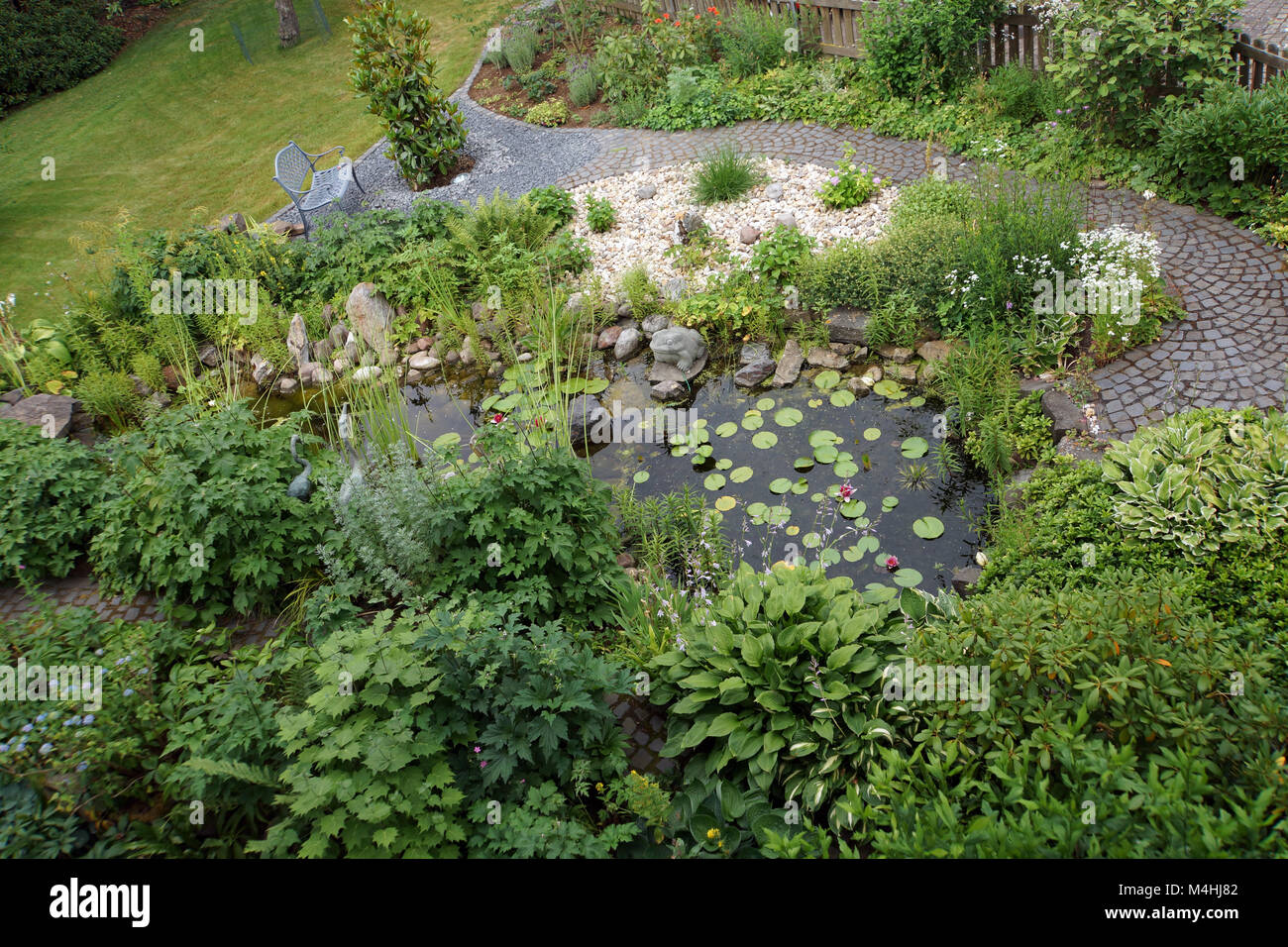 Laghetto in giardino dalla osservazione degli uccelli Foto Stock