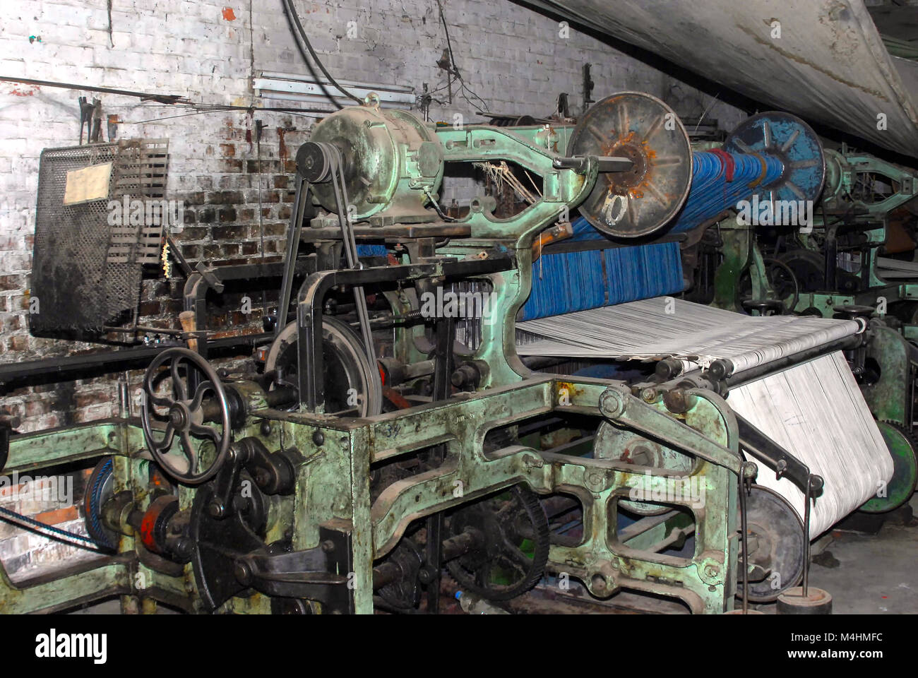 Vecchio vintage disfunzionali macchinari utilizzati per la produzione di tessili Foto Stock