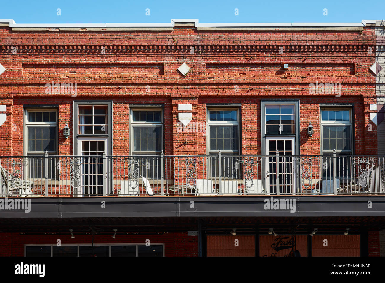 Balcone di un vecchio edificio di mattoni rossi, Pensacola, Florida Foto Stock