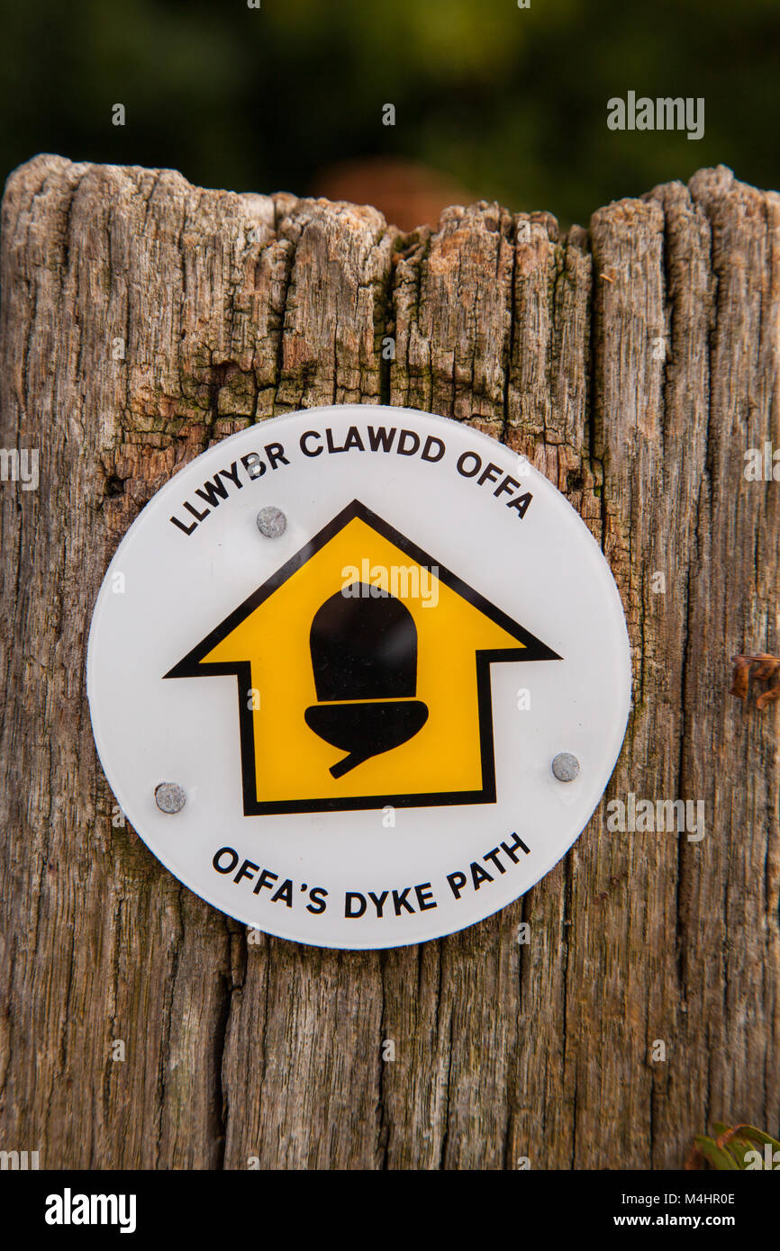 Cartello / modo marcatore sul Offas Dyke distanza lungo il sentiero pedonale che mostra la direzione da prendere Foto Stock