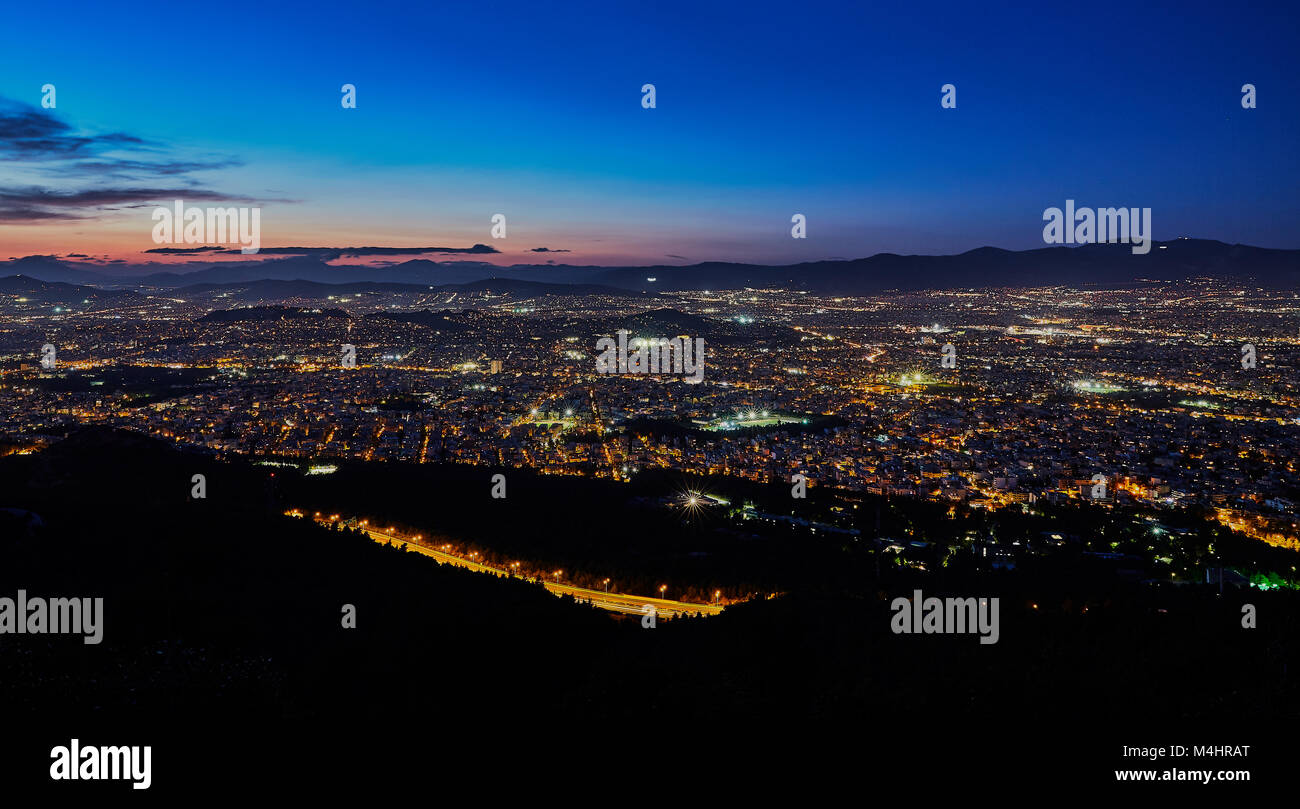 Atene Grecia dopo il tramonto con percorsi di luce di una strada in montagna Foto Stock