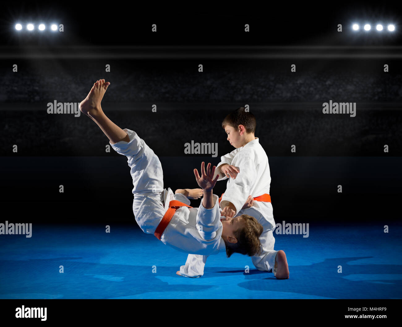 Ragazzi arti marziali fighters in sports hall Foto Stock