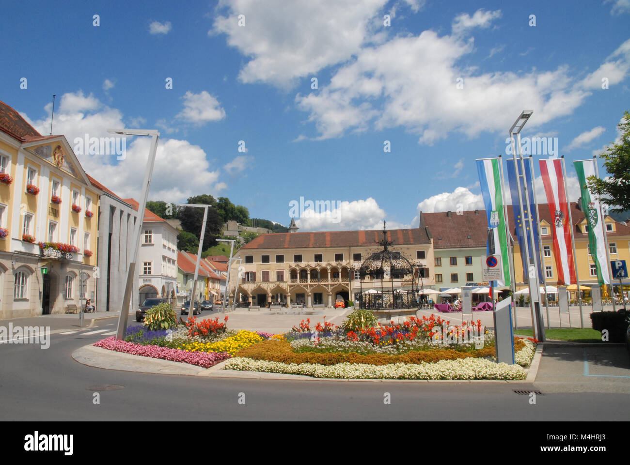 Bruck an der Mur, Austria - 19 luglio 2016 City Square, Eiserner Brunnen e Uhrturm in background Foto Stock