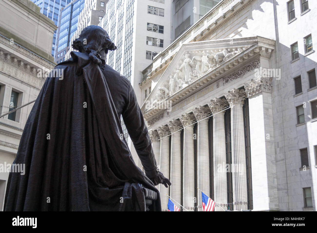George Washington osservando il New York Stock Exchange building Foto Stock