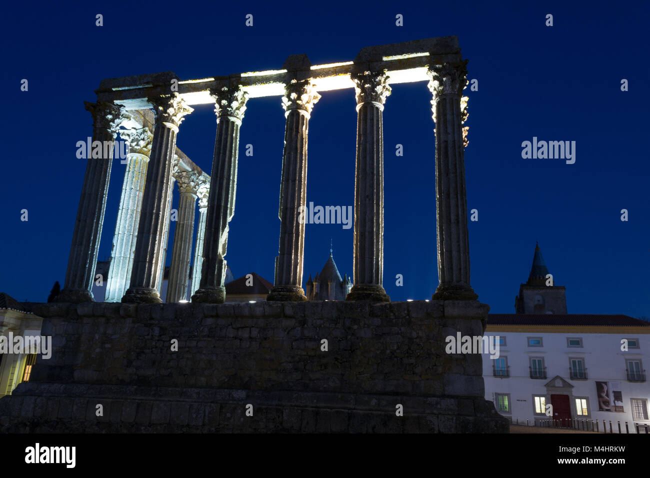 Immagine notturna del tempio romano di Evora (Portogallo). Foto Stock