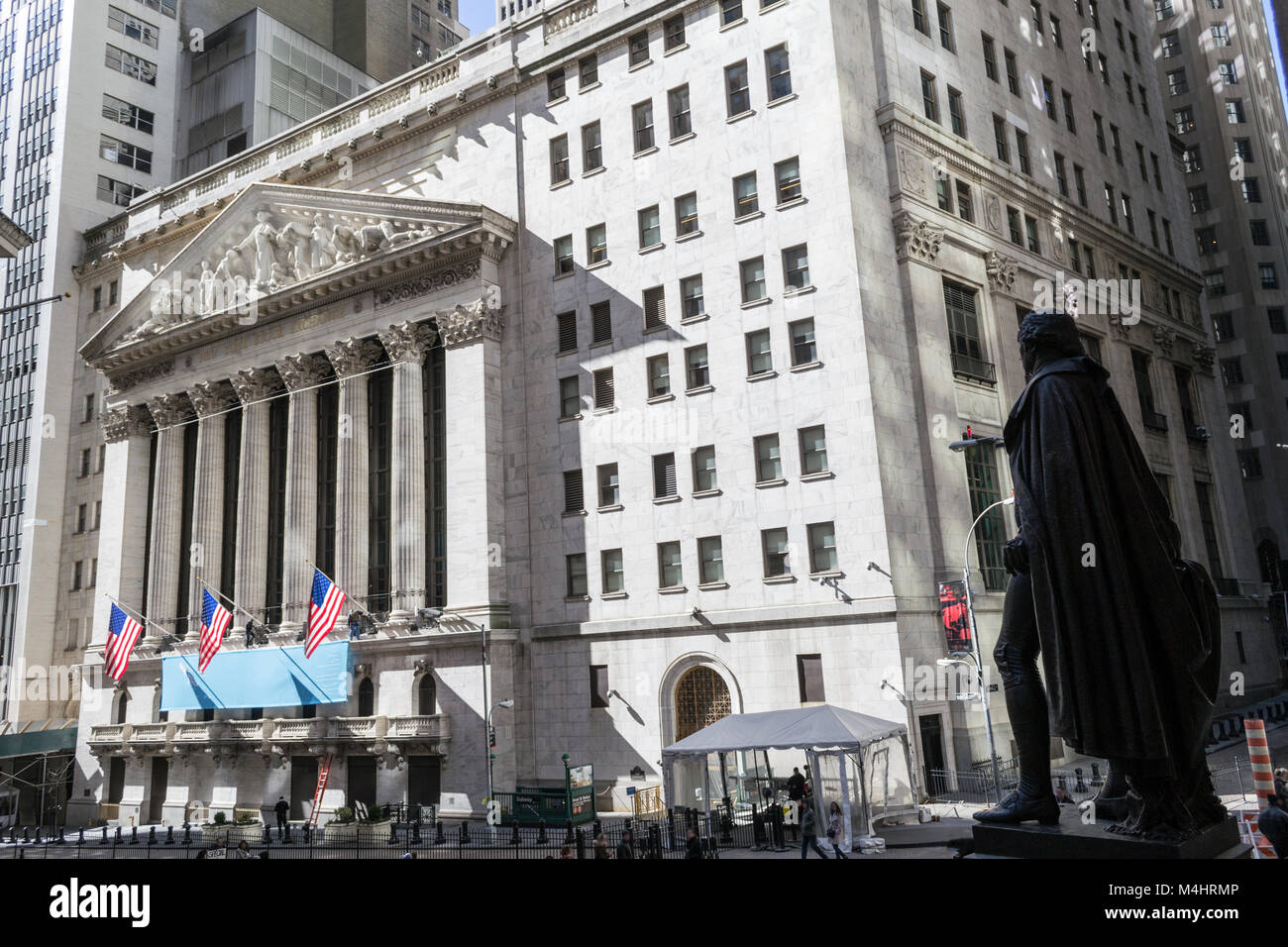George Washington osservando il New York Stock Exchange building Foto Stock