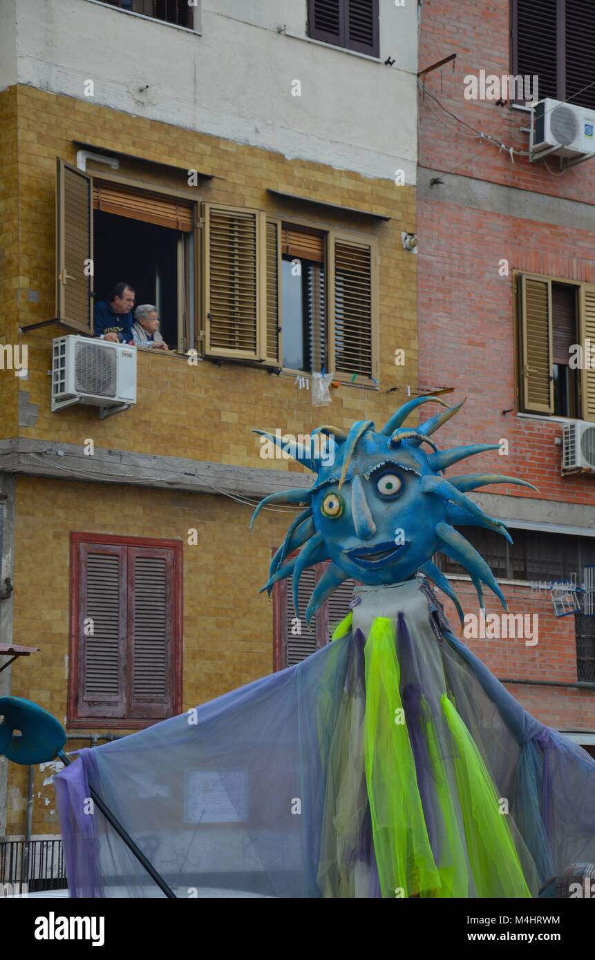 Scampia sulla periferia settentrionale di Napoli (Italia): 36° Corteo di carnevale di Scampia, il tradizionale carnevale di Scampia nel febbraio 2018 Foto Stock