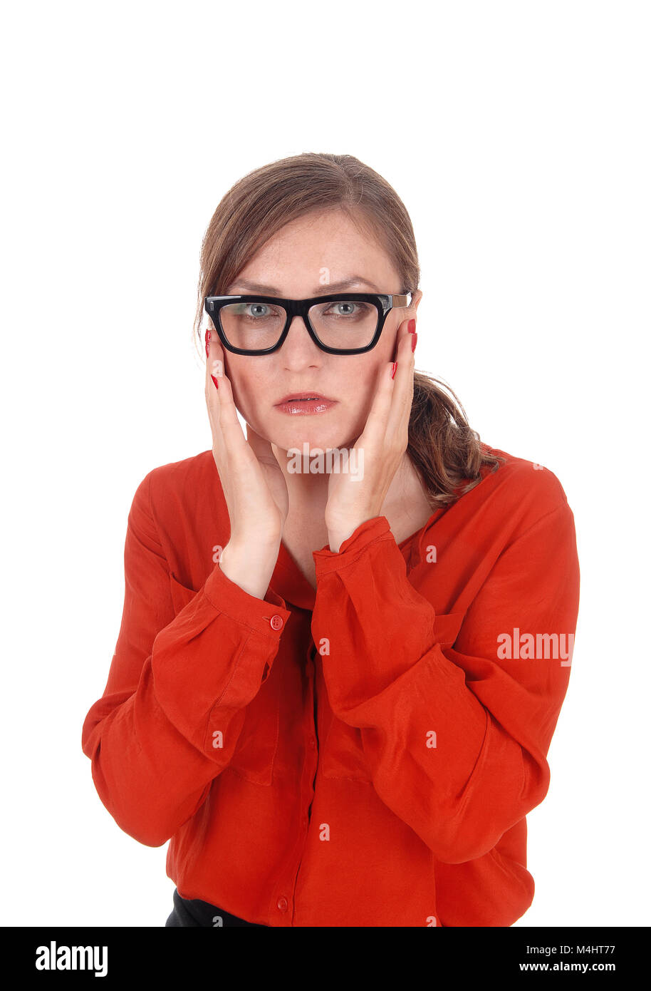 Spaventata giovane donna con gli occhiali. Foto Stock