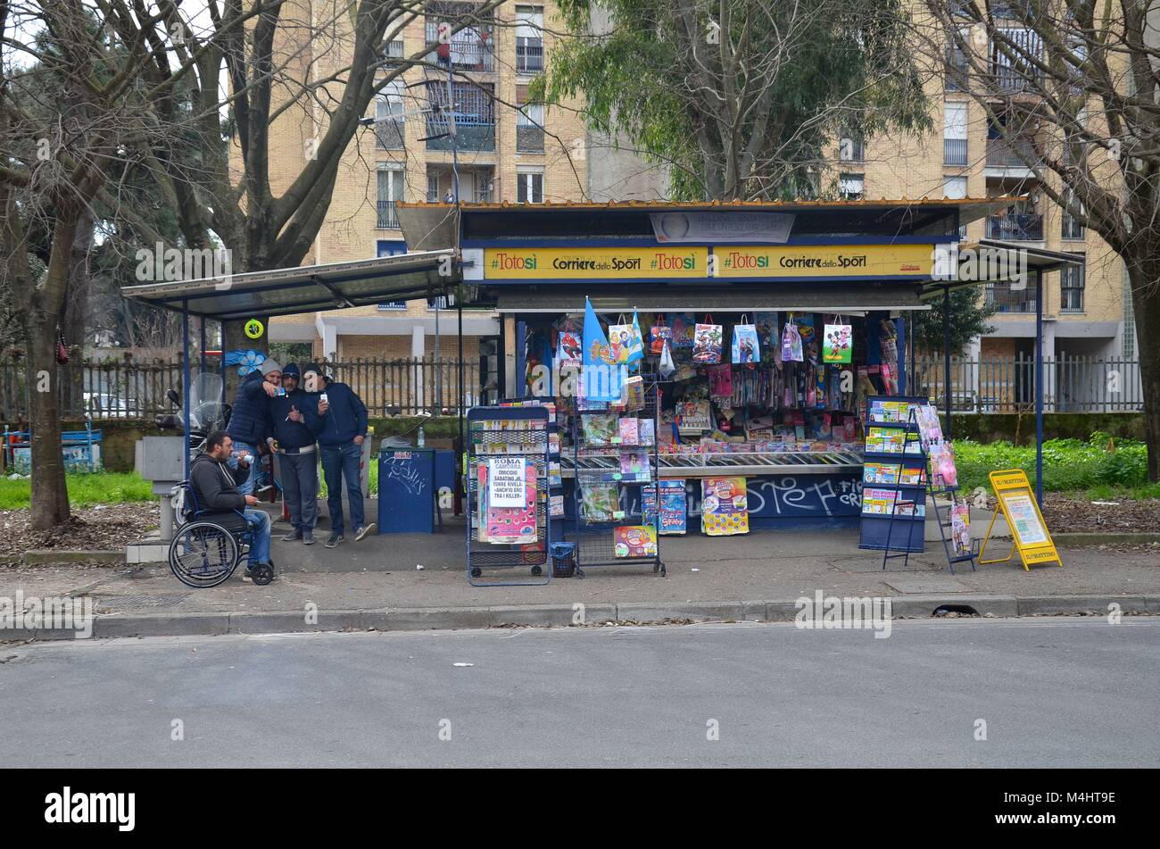 Scampia sulla periferia settentrionale di Napoli (Italia): persone in piedi da un chiosco in Via Arcangelo Ghisleri Foto Stock