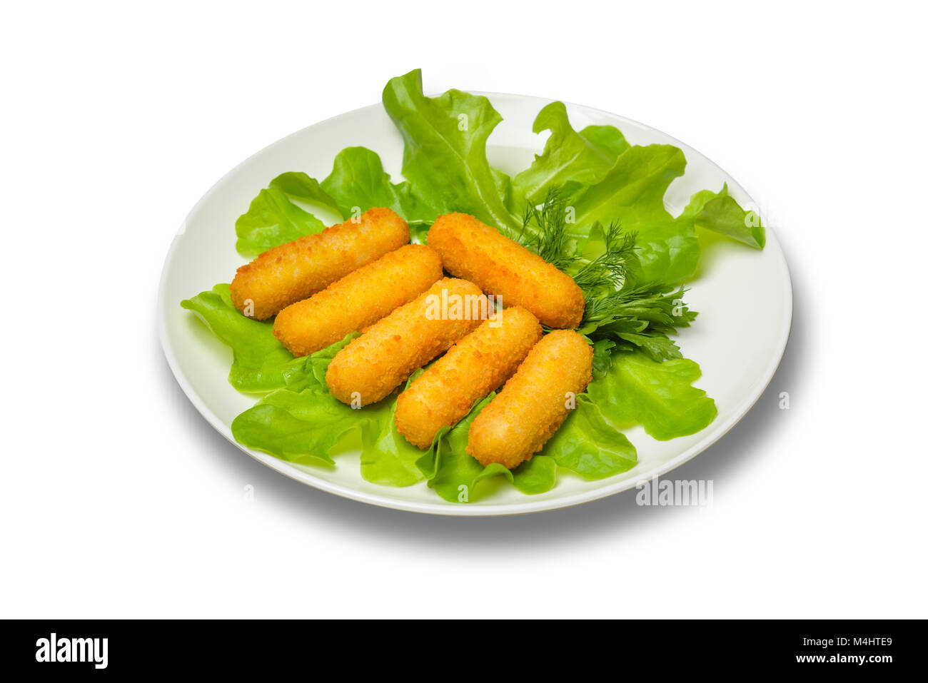 Formaggio bastoni con foglie di insalata su una piastra bianca su sfondo bianco Foto Stock