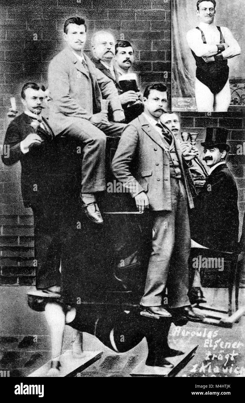 L'uomo, Herkules Elsener, porta un pianoforte con sette uomini, ca. 1915, esatto luogo sconosciuto, Germania Foto Stock