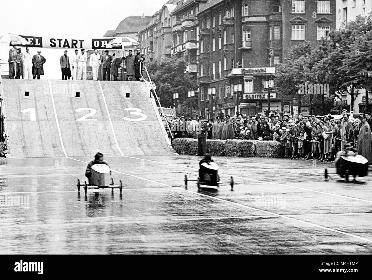 Soapboxes car racing incidente, ca. Degli anni Cinquanta, Berlino, Germania Foto Stock