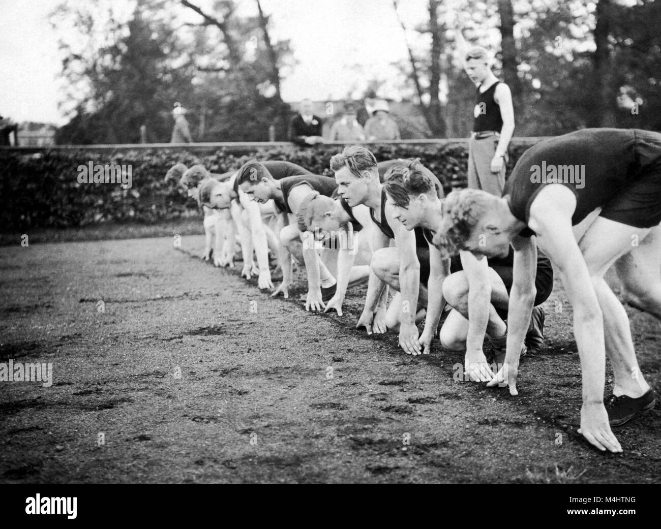 Atletica, otto adolescenti all'inizio, Sprint, ca. 1930, 1930s, esatta posizione sconosciuta, Germania Foto Stock