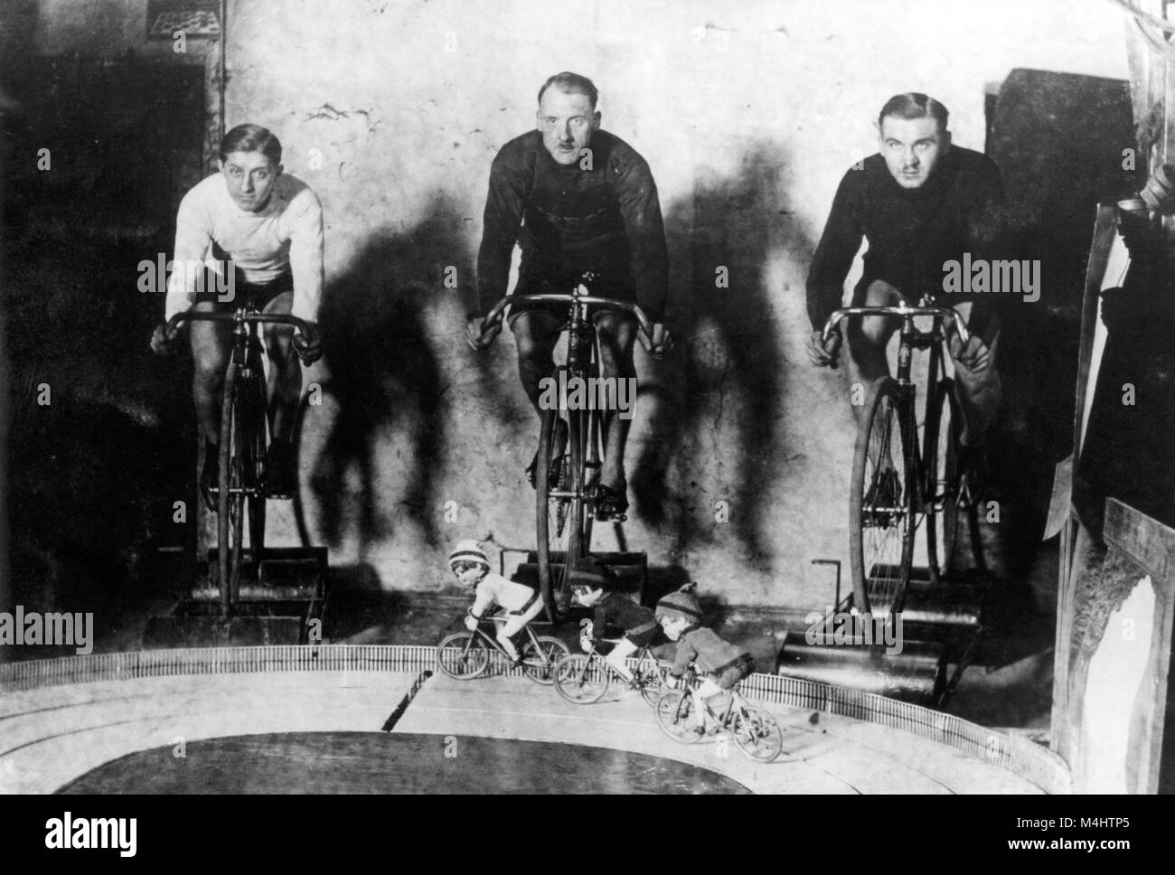 Tre piloti con toy figure racing, ca. 1921, 1920s, esatta posizione sconosciuta, Germania Foto Stock