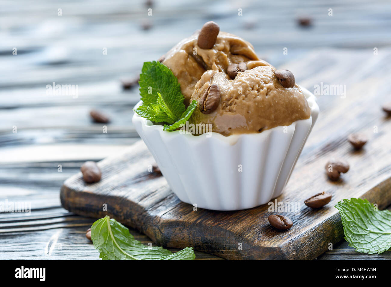 In casa gelato al caffè e caffè in grani. Foto Stock