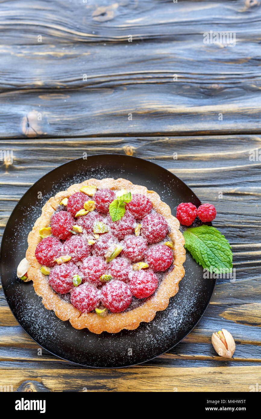 Torta di cioccolato, pistacchi e lamponi. Foto Stock