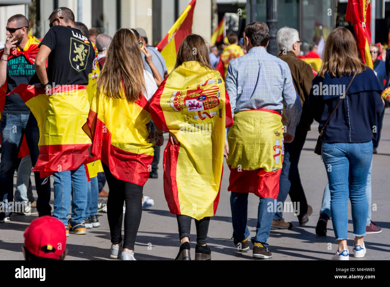 Dimostrazione für den Verbleib Kataloniens in Spanien, gemeinsame Aktion von Katalanen und Spanienanhängern Foto Stock