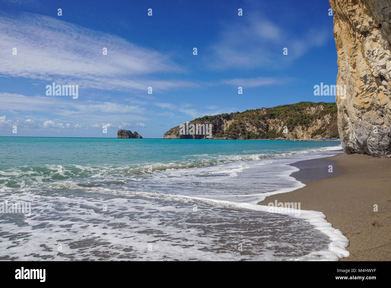 Parete rocciosa sulla spiaggia in Italia Foto Stock