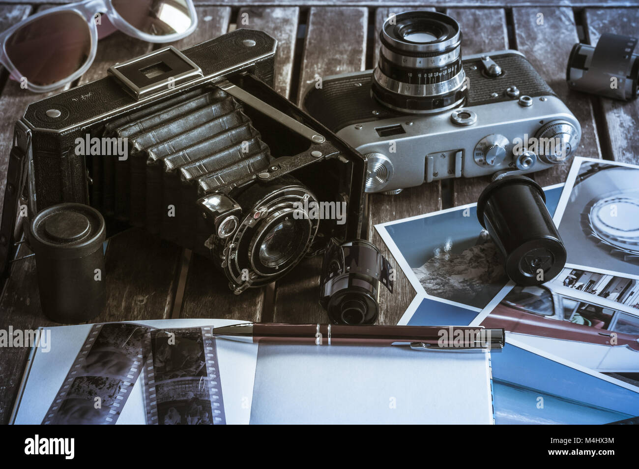 Retrò macchine fotografiche su un tavolo Foto Stock
