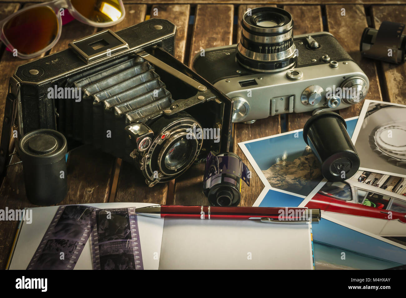 Retrò macchine fotografiche su un tavolo Foto Stock