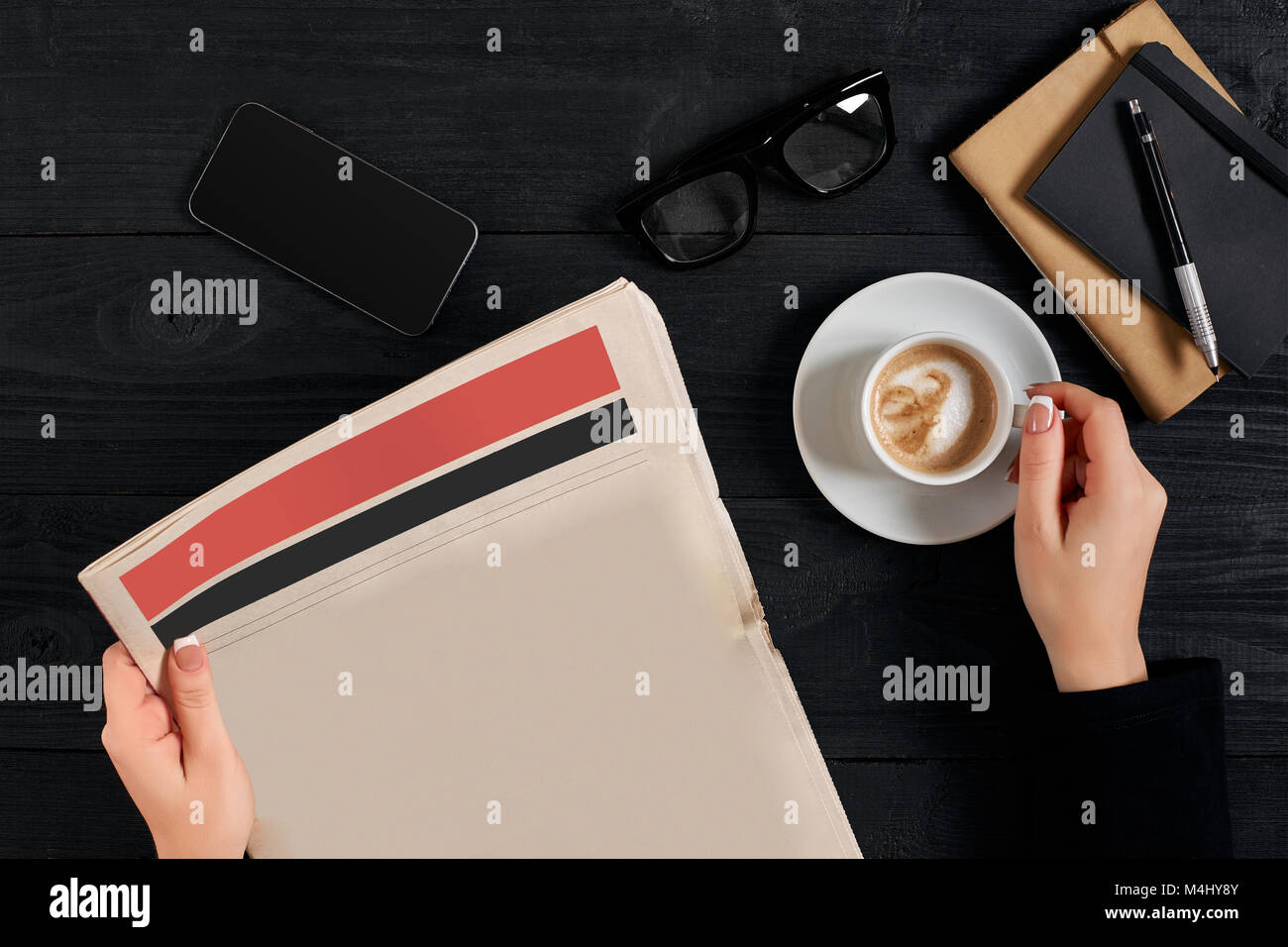 Giovane donna leggendo il giornale e azienda tazza di caffè. Vista dall'alto. Copia dello spazio. Ancora in vita. Lay piatto. Cafe. Foto Stock