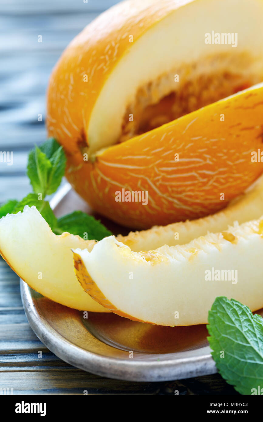 Freschi di melone maturo su un piatto closeup. Foto Stock