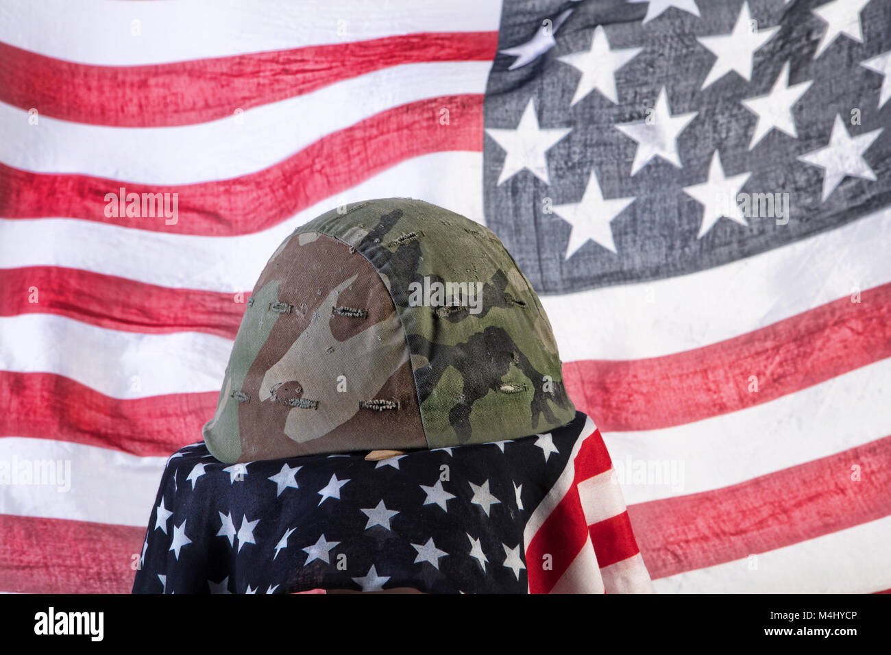 Il vecchio esercito e casco BANDIERA Foto Stock