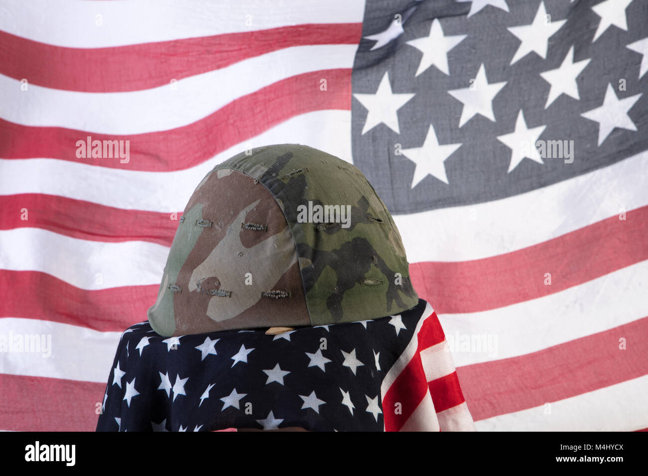 Il vecchio esercito e casco BANDIERA Foto Stock