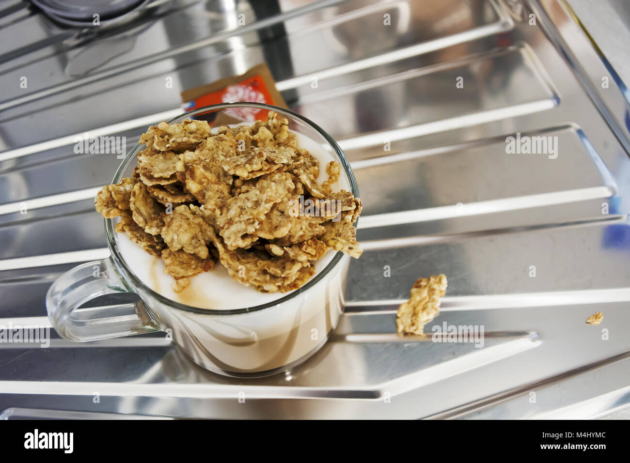 La prima colazione con cereali e cappuccino Foto Stock