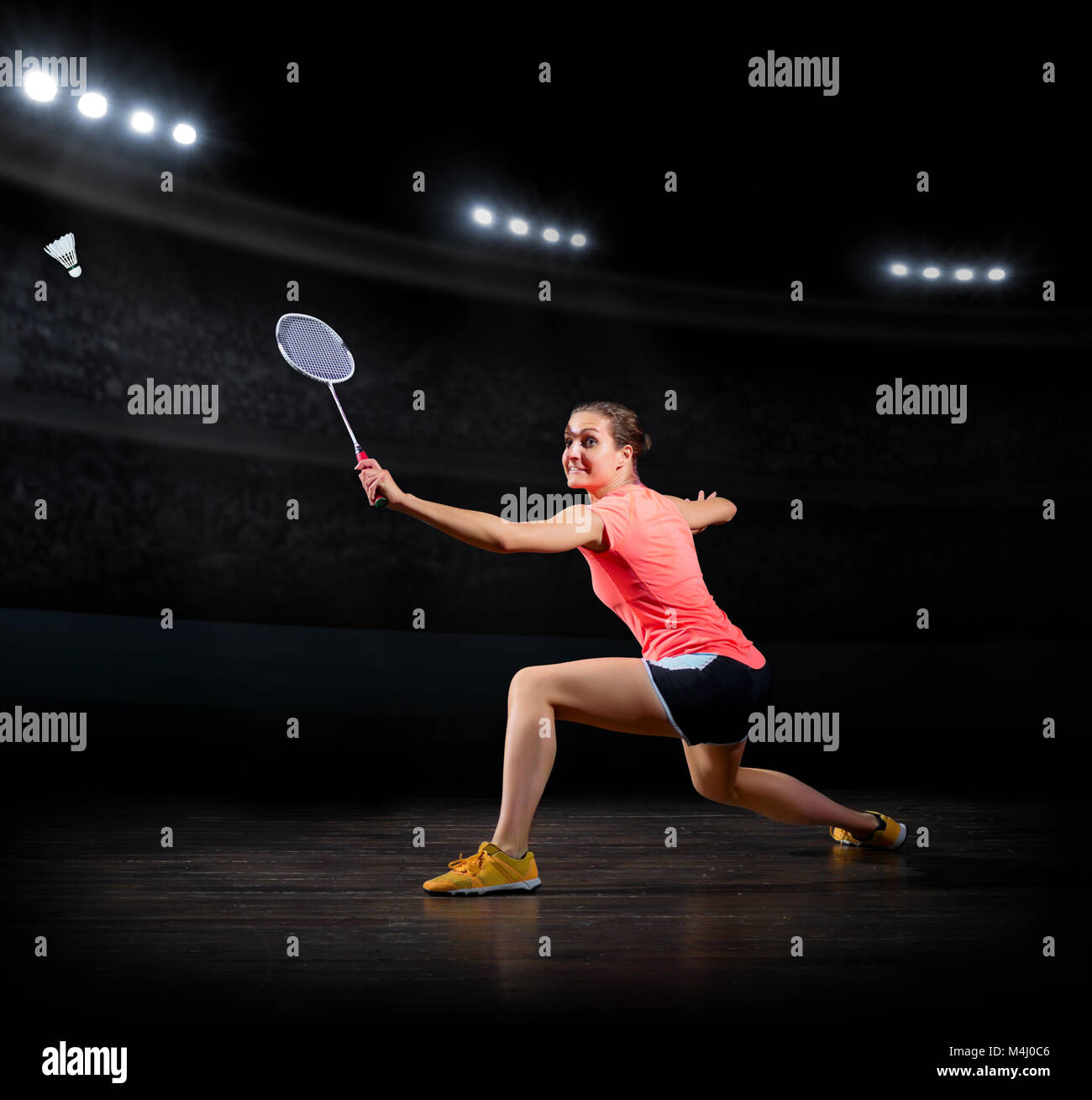 Giovane donna badminton player (in sala sportiva versione) Foto Stock