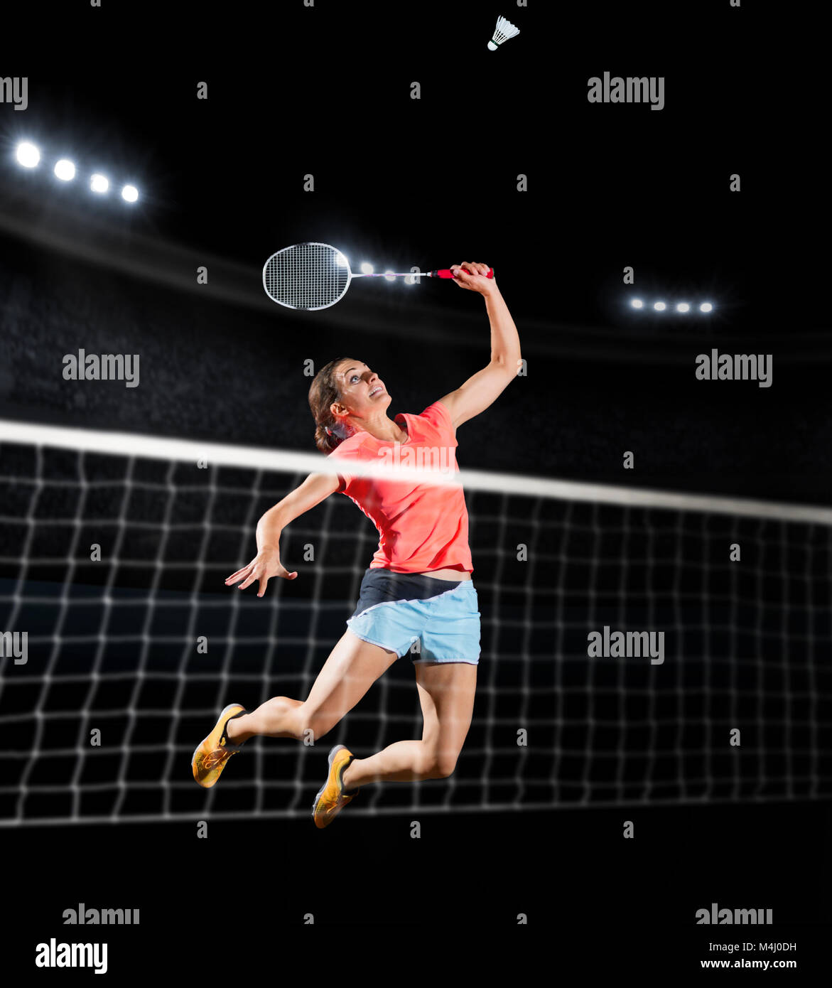 Giovane donna badminton player isolato (sports hall versione) Foto Stock