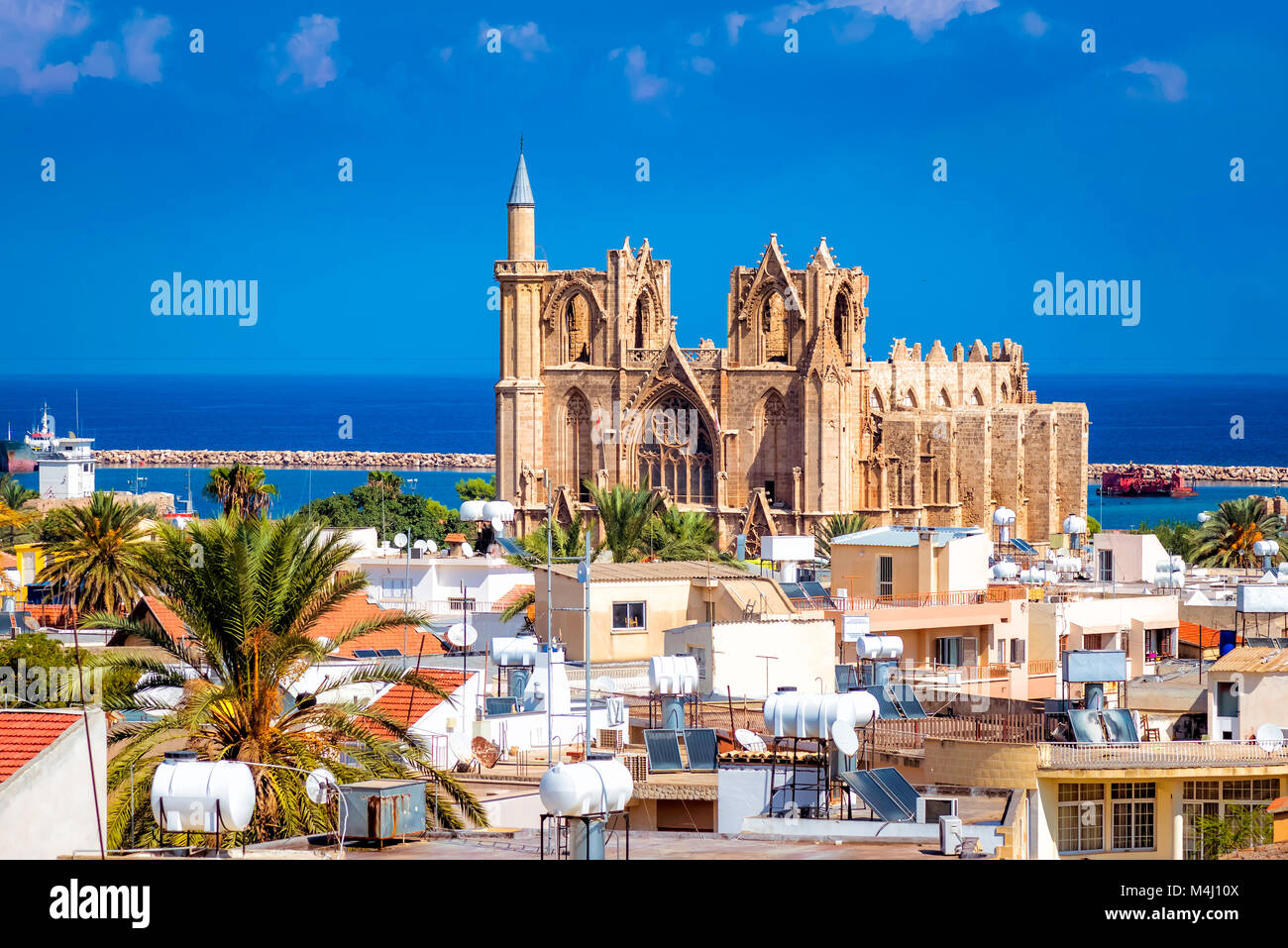 Lala Mustafa Pasha moschea e la città di Famagosta. Famagusta, Cipro. Foto Stock