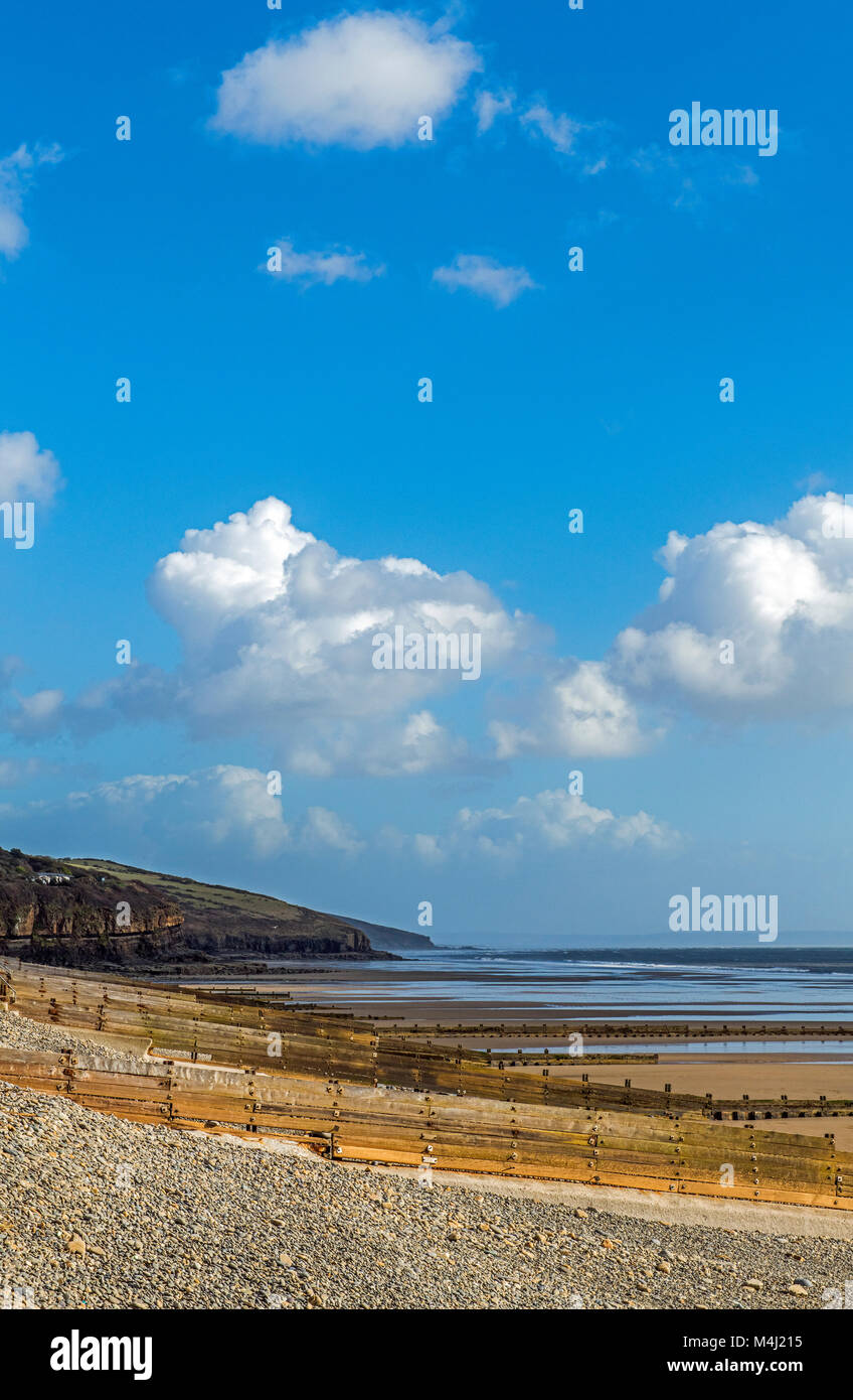 Spiaggia Amroth guardando ad est sulla South Pembrokeshire Coast Foto Stock