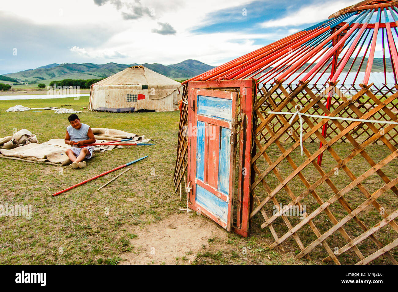 Khutag Ondor, Mongolia centrale - Luglio 17, 2010: Nomad costruisce una yurt, chiamato ger, sulla centrale di steppa mongola vicino a Khutag Ondor village Foto Stock