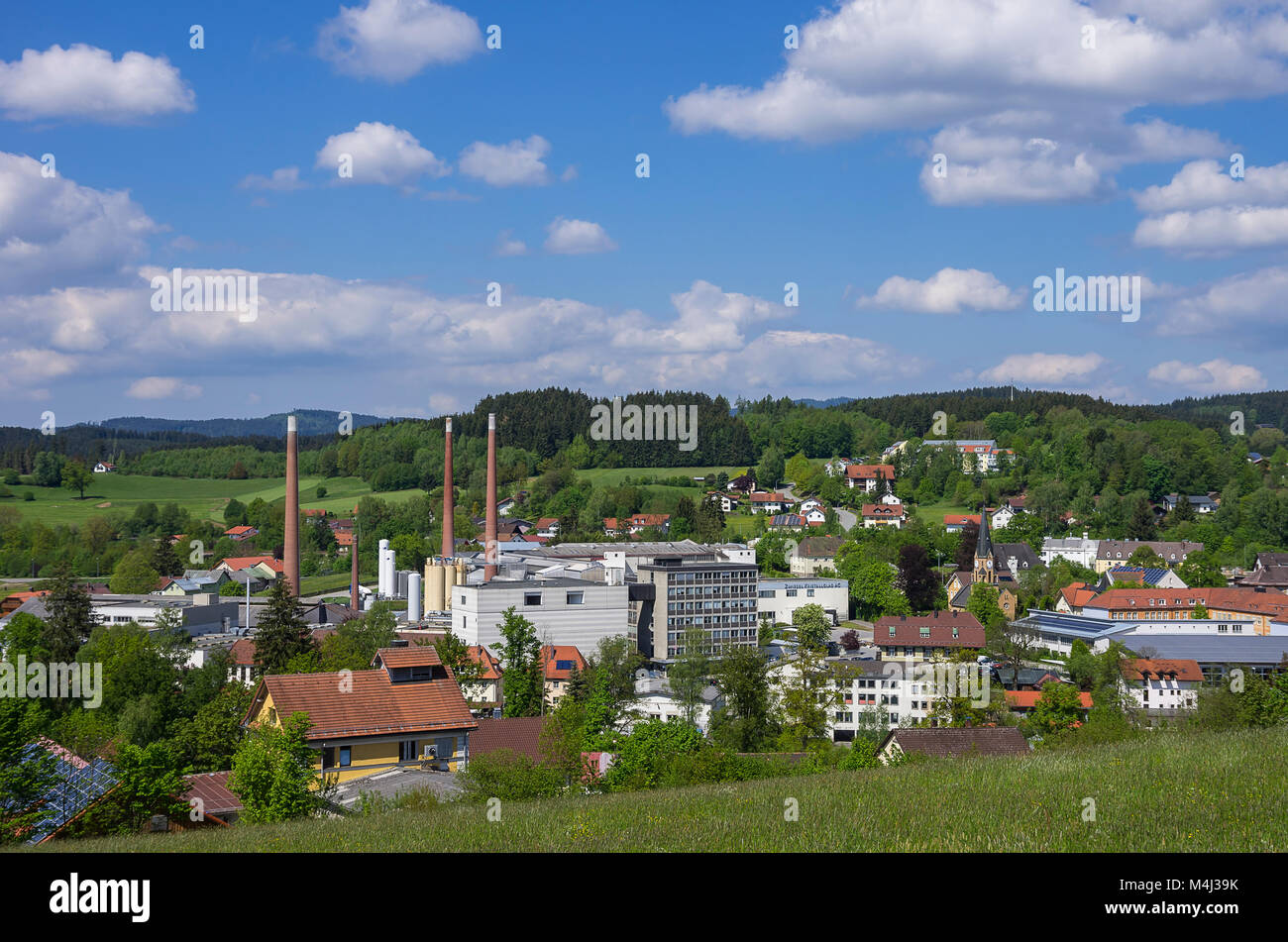 Zwiesel, Foresta Bavarese, Baviera, Germania; vista su parte della città e la fabbrica di Zwiesel Kristallglas AG. Foto Stock