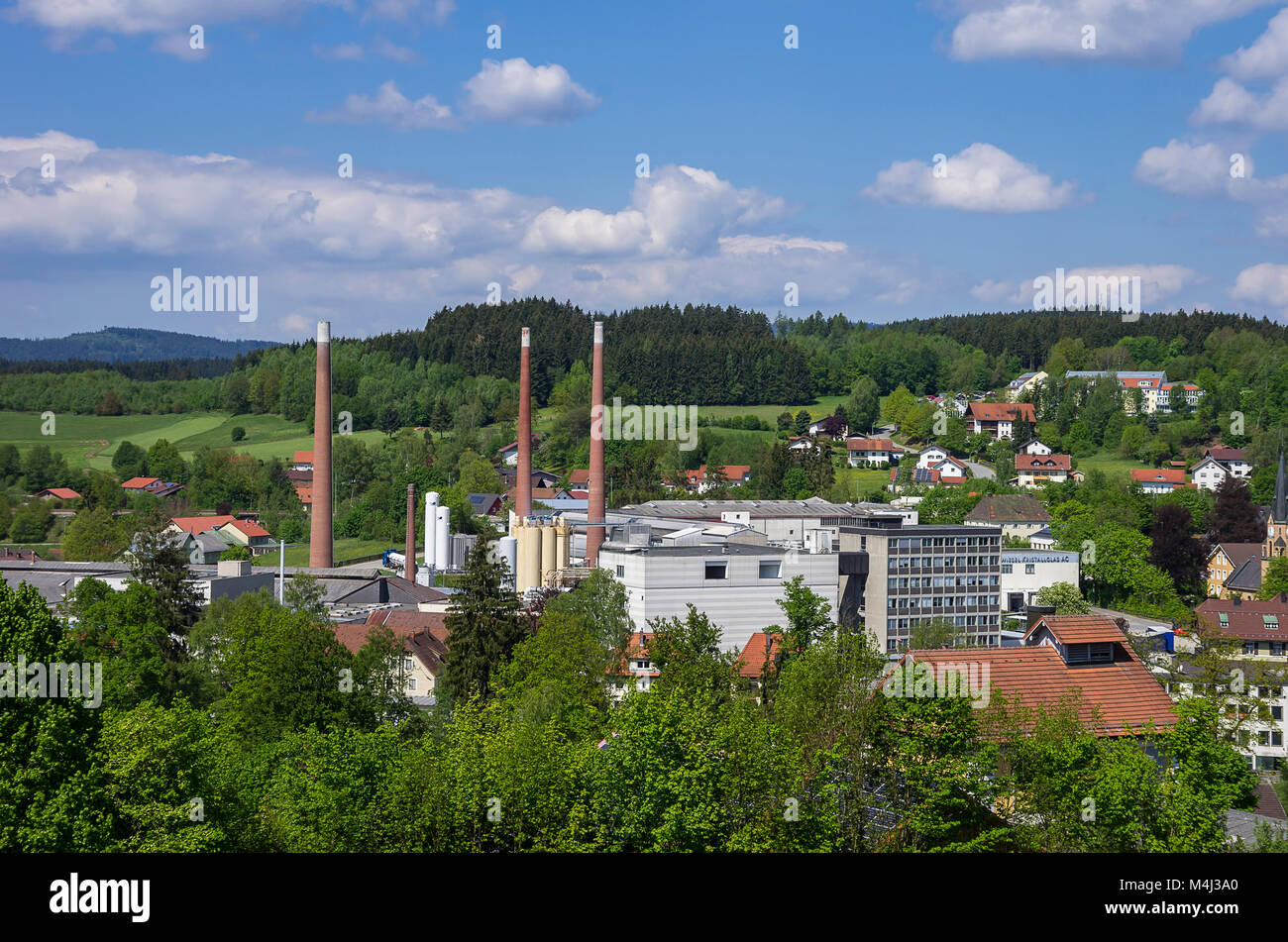 Zwiesel, Foresta Bavarese, Baviera, Germania; vista su parte della città e la fabbrica di Zwiesel Kristallglas AG. Foto Stock