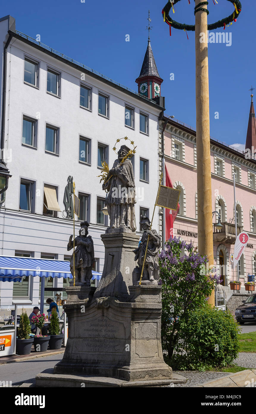 Statua di San Giovanni di Nepomuk sul quadrato della città di Zwiesel, Foresta Bavarese, Baviera, Germania. Foto Stock