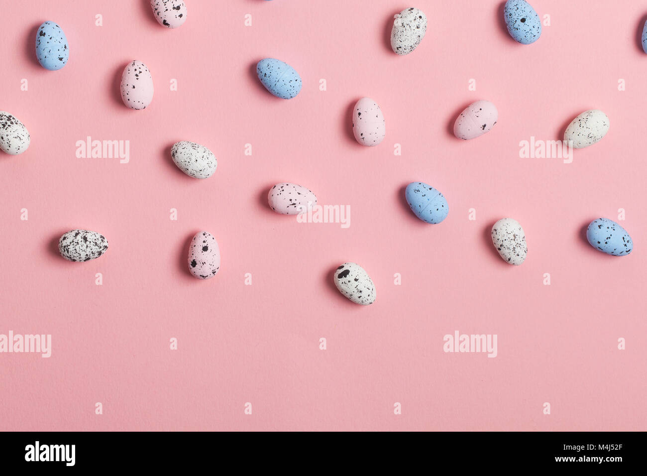 Una collezione di uova di pasqua su un pastello sfondo rosa Foto Stock