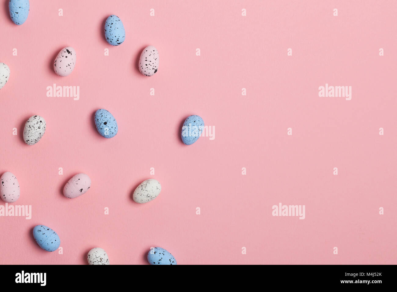 Una collezione di uova di pasqua su un pastello sfondo rosa Foto Stock