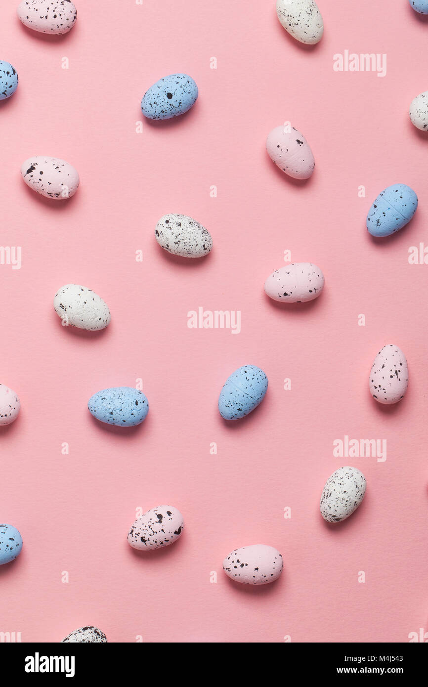 Una collezione di uova di pasqua su un pastello sfondo rosa Foto Stock