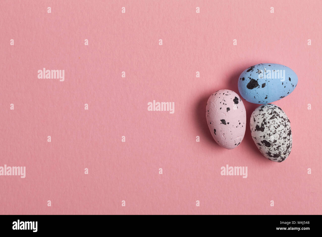 Una collezione di uova di pasqua su un pastello sfondo rosa Foto Stock