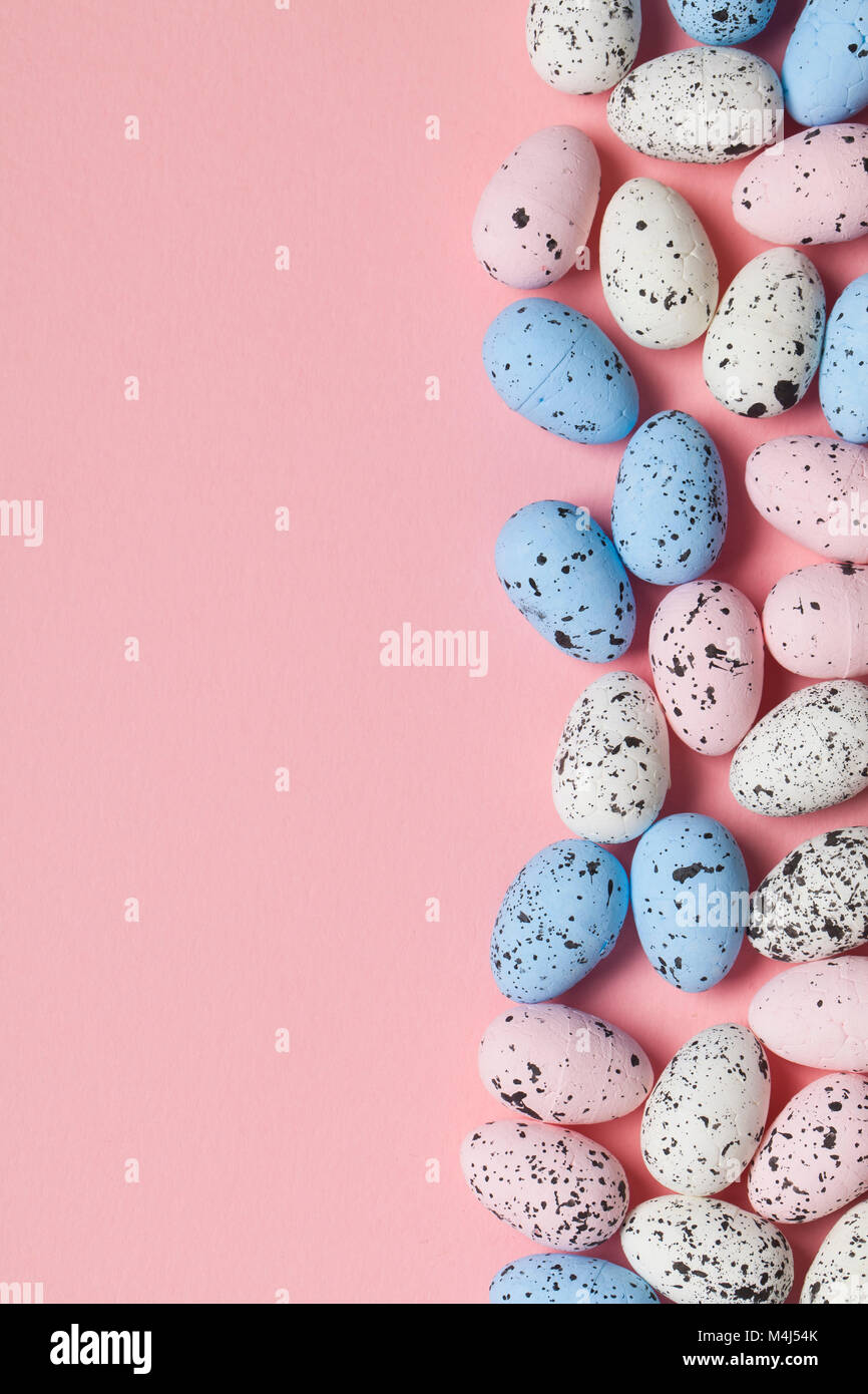 Una collezione di uova di pasqua su un pastello sfondo rosa Foto Stock